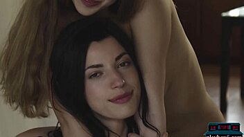 هل رأيت فتيات أوكرانيات كاي جاي وأوكسانا أوكسي في عمل ليزبي ناعم؟