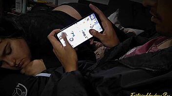 صديقي يدفع زبه في فمي أثناء لعبة فري فاير لسكس فانتازي جامد