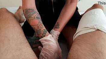 Dominatrix Nika fistaa orjan perseä isolla käsi-dildolla