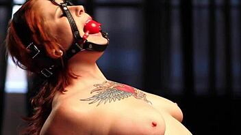 Rødhåret ginger sub føler intens nytelse når mistressen håndterer puppene hennes i bondage dominasjon