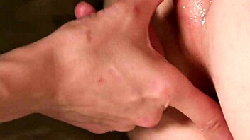 疯狂荡妇在家捡到有鸡巴的动漫妹子狂野玩耍