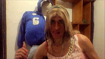 imis travesuras showcases solo transsexual lady in action