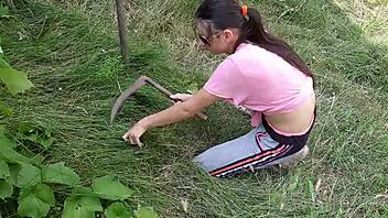 Country girl masturbates outside in risky sex video