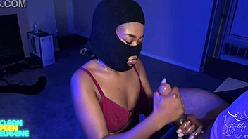 सच निकालने उसके मॉन्स्टर लंड को रफली सहलाया