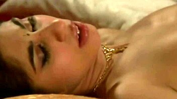 Indian woman enjoys erotic handjob and oral pleasure