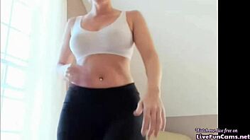 Bubble butt on webcam with big ass features