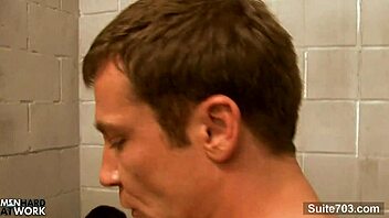 Očajna gej trojka eruptira hardkor jebanjem u ćeliji zatvora.