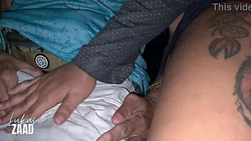 Klargjør på gata stopper på 24t marked slutta blir nakne med folk som går forbi