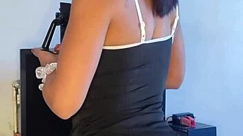 Empregadinha safada dominates as a sexy tattooed brunette