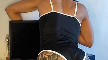 Empregadinha safada dominates as a sexy tattooed brunette