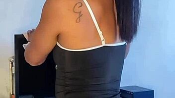 Empregadinha safada dominates as a sexy tattooed brunette