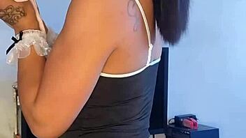 Empregadinha safada dominates as a sexy tattooed brunette