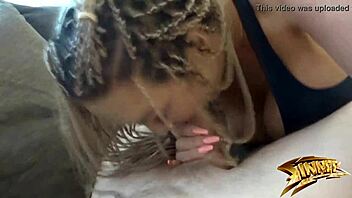 बदमाश मॉम स्टेपसन को मुठ मारते पकड़ फट पड़ती