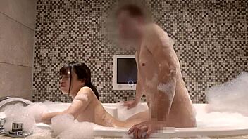 年轻亚洲18+少女大胆骑乘位 敏感粉嫩乳头和苗条身材让每次抽插激烈