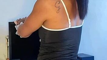 Empregadinha safada dominates as a sexy tattooed brunette