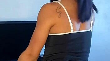 Empregadinha safada dominates as a sexy tattooed brunette