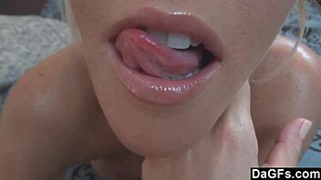 Szőke milf egyenruhában