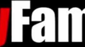 Irmão postiço avoado enquanto Charity Crawford cavalga nele