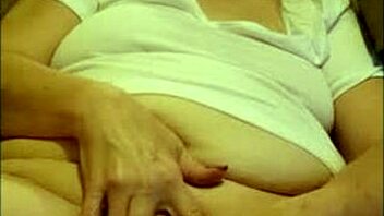 Shaved and saggy boobs of a mature momma in solo play