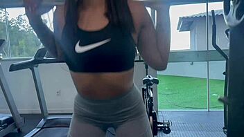 Ela Seduziu o Personal e Chamou Ele pra Comer Sua Buceta