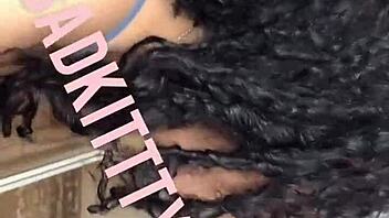 Hé bébi, látni akarod, mennyire hajlékony ez az ebony ribanc a faszért?