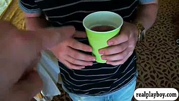 نساء ثديين عملاقين في الحفلة يمارسن جماعي مذهل