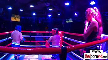 嘿，看娇小18岁泰国樱桃抓男友白人大屌？