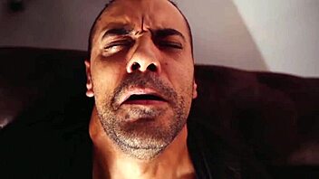 Busty česká šľapka Suzie Sun šúchaná v psí pozícii na castingovej pohovke