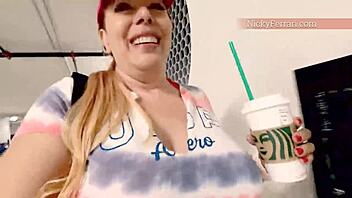 Nicky Ferrari अपनी नई hot friend के साथ ज़ोर से slams करती है