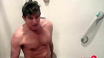 In the bath, the gay daddy jerks off during his workout session