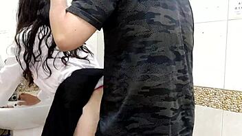 台湾のクロスドレッサーが公衆トイレで中出しされる！ 😈