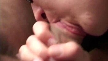 هاوية سكسي تمص زب وتشهق على نيك قوي دلوقتي