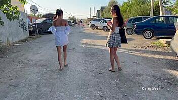 To seje piger flasher bare fisser nøgne på offentlig strand