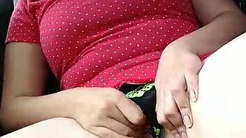 Horny María masturbates in car