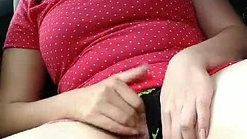 Horny María masturbates in car