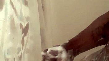 Kay Way duşta rahatlıyor