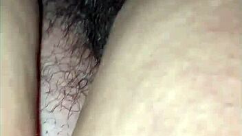 Doamne, uită-te cum mâna mea tare umple prezervativul cu o încărcătură masivă!