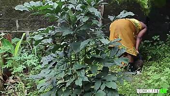 My neighbor trades veggies for a wild outdoor fuck.