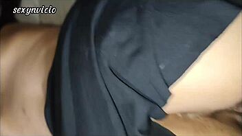 هيي ليه ما تنحني زي صديقة صاحبي الساخنة؟