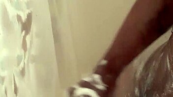 Kay Way duşta rahatlıyor