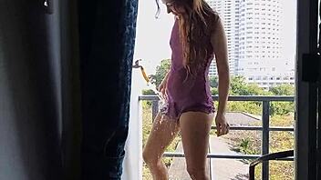 sexy ráno s horúcou brunetkou babe ukazujúcou prirodzené prsia a úzky pás