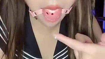 Kuumaa univormun vaihtoa tiukkoine alushousuineen ja dildoleikkeineen