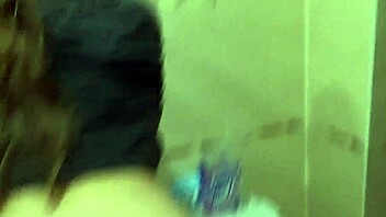 أنا مصدوم! قبضت على جارتي الجنسية في الحمام ونكتها بقوة!