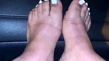 i tease my big ass and toes in public