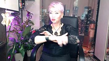 Fan, heiße russiske milf Aimeeparadise danser sexet og river tøj af