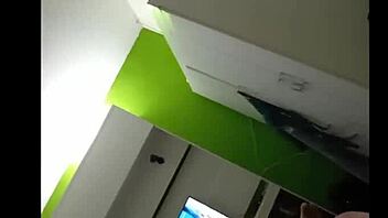 我老公放开了，我兴奋地坐在鸡巴上