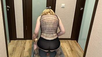 Leggy German milf Annycandy gets off on desk
