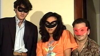 Heiße Vintage-Orgie rammt hart in gierige Mösen für wilden Spaß.