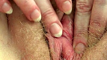 Dickliche MILF fingert ihre haarige nasse Muschi in Nahaufnahme Fetisch