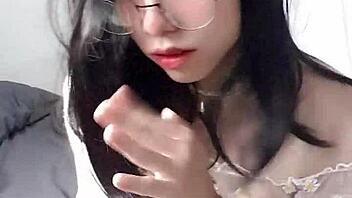 Asiatisk trans tjej onanerar solo i het fetisch-scen